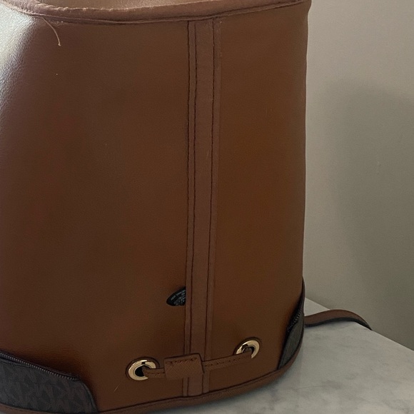 Michael Kors Brown Tote Bag with Elegant Design - Picture 4 of 9